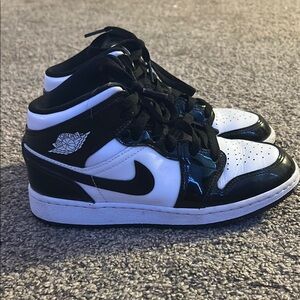 Nike Black and White Sneakers High-Top Classic